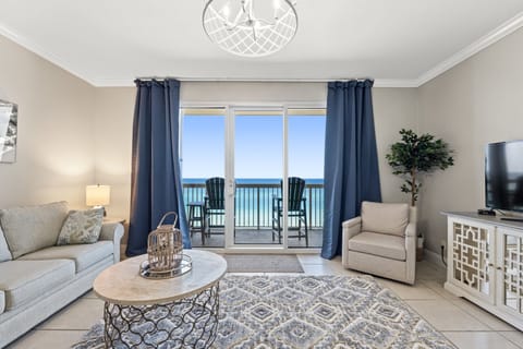 Living room & balcony overlooking the beach 