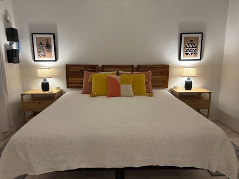 Simmons brand king mattress with 100% cotton sheets.