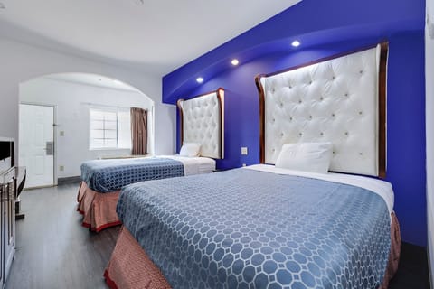 2 Queen Beds with Kitchenette Non-Smoking | Pillowtop beds, desk, iron/ironing board, free WiFi