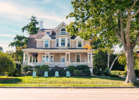 FRONT OF THE HOUSE