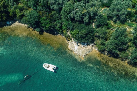 Happinest Treehouse is right on the waters.