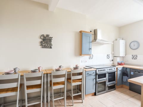 Cottage | Private kitchen | Fridge, dishwasher, electric kettle, toaster