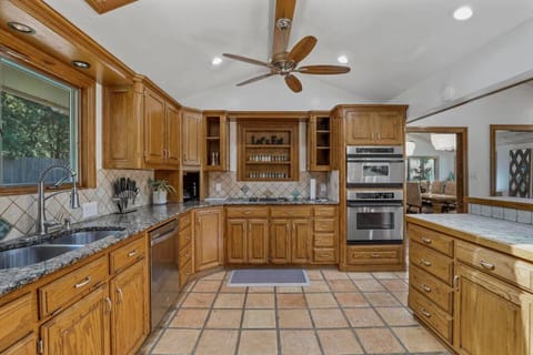 Fully Stocked Kitchen – Perfect for Cooking & Entertaining