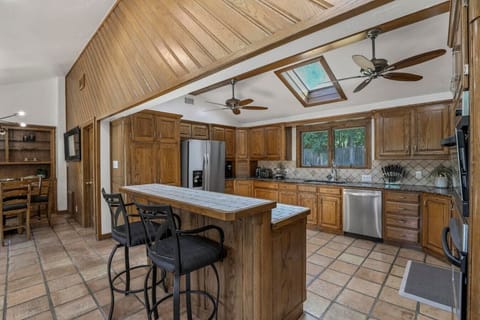 Fully Stocked Kitchen – Perfect for Cooking & Entertaining