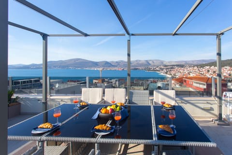 Apartment, 3 Bedrooms, Smoking, Balcony | Dining