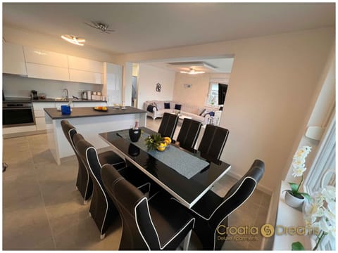 Apartment, 3 Bedrooms, Smoking, Balcony | Dining room