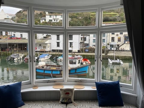 living room window seat