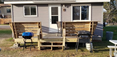 Front of Cottage #8 Deck with bench, Table, 4 chairs, Charcoal & Gas Grills