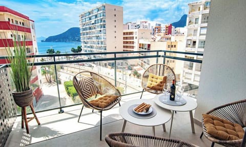 Flat with sea views, swimming pool, parking. Close to shops and restaurants.