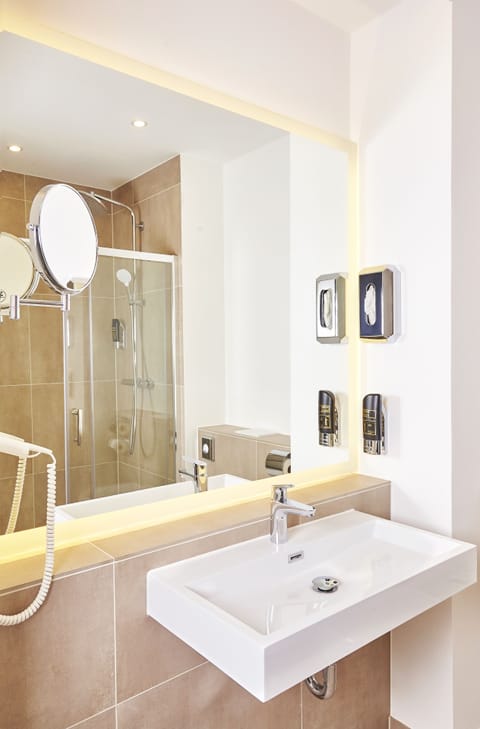 Shower, hydromassage showerhead, free toiletries, hair dryer