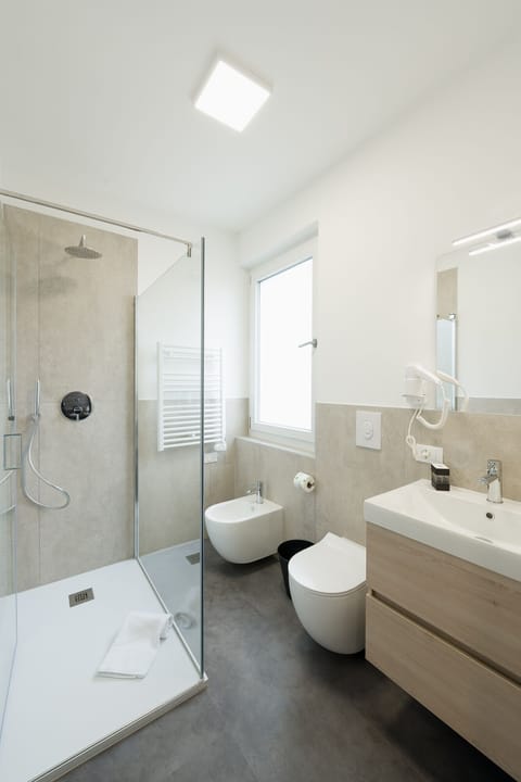 Family Quadruple Room | Bathroom | Shower, rainfall showerhead, hair dryer, bidet