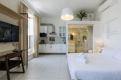 Deluxe Studio, Sea View | Private kitchenette | Fridge, microwave, cookware/dishes/utensils