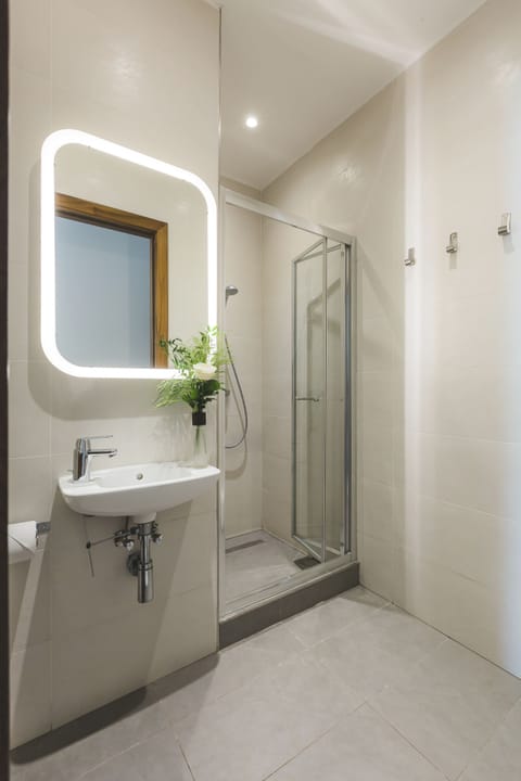 Bed in 4 Bed Dorm Ensuite_Superior | Bathroom | Shower, hair dryer, towels, soap