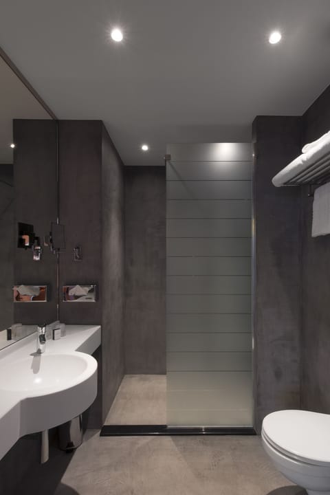 Rainfall showerhead, free toiletries, hair dryer, towels