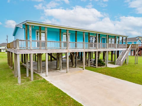 3 Minute walk to the beach with so much space to enjoy!