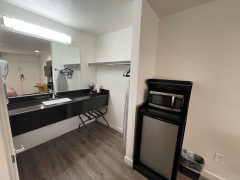 Room, 1 King Bed, Non Smoking | Pillowtop beds, desk, laptop workspace, free WiFi