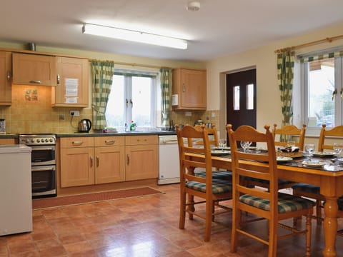 Kitchen/diner | Madog&rsquo;s Wells - Swallow Cottage, Llanfair Caereinion, nr. Welshpool