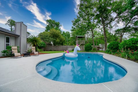 Enjoy the loungers and firepit in the evening by the pool! 