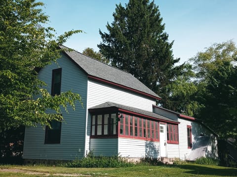 Welcome Home to this cute summer cottage!