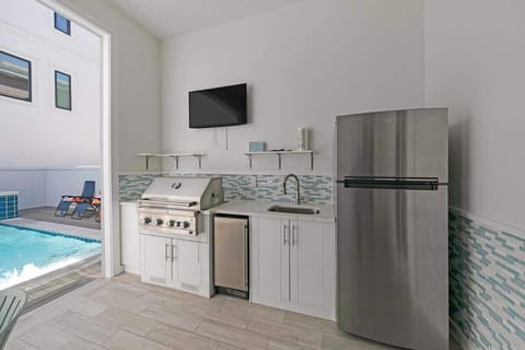 Outdoor Dining With Seating for 5