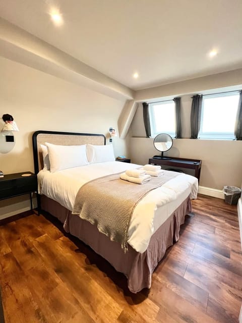 Bedroom with Kingsize Bed