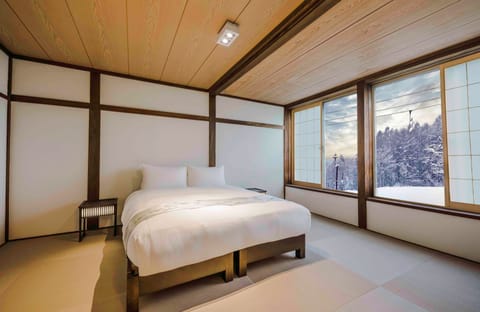 Deluxe Room, 2 Queen Beds, Mountain View | 2 bedrooms, iron/ironing board, free WiFi, bed sheets