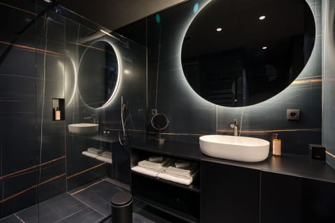 Deluxe Room | In-room safe, desk, blackout drapes, soundproofing