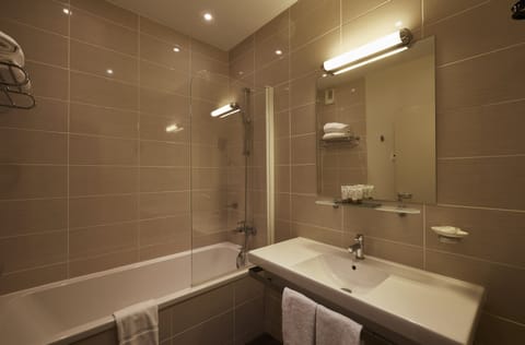Junior Suite, Sea View | Bathroom | Free toiletries, hair dryer, slippers, towels