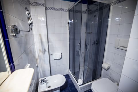 Economy Single Room | Bathroom | Shower, rainfall showerhead, free toiletries, hair dryer