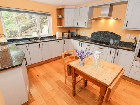 Cottage | Private kitchen | Fridge, dishwasher, electric kettle, toaster