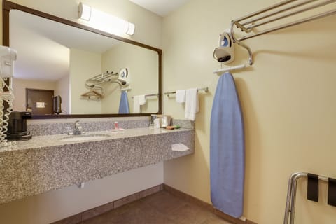 Separate tub and shower, hydromassage showerhead, free toiletries