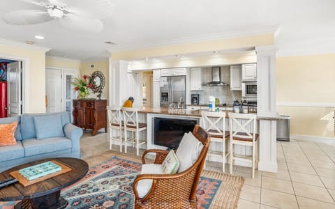 Condo, Multiple Beds, Kitchen, Ocean View | Living area