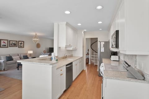 Condo, Multiple Beds, Balcony, Ocean View | Interior