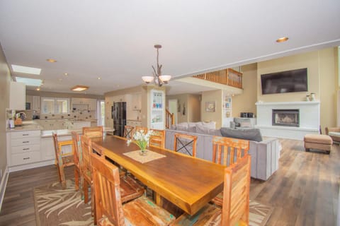 House, Multiple Beds, Pool Access, Ocean View | In-room dining