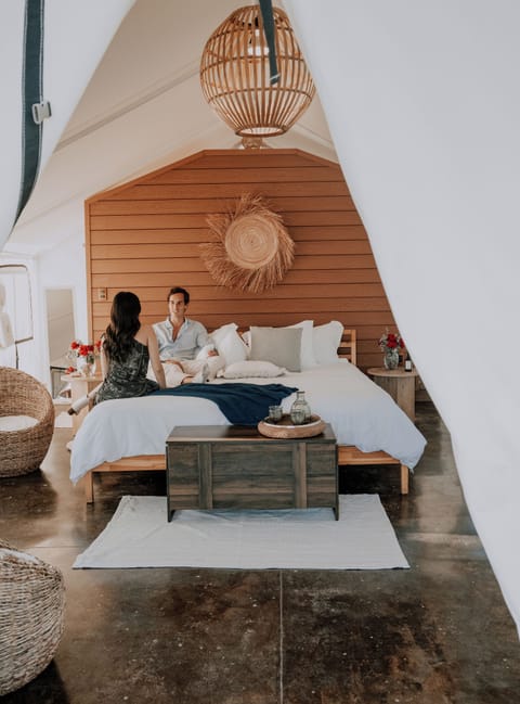 Iron/ironing board, bed sheets, wheelchair access