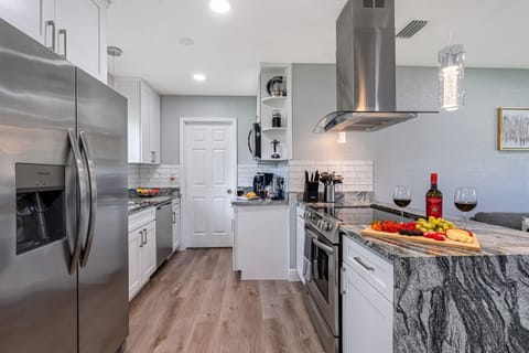 Have everyone join the meal preparation! Our wondeful modern kitchen has more than enough space to accommodate everyone! What are you waiting for? Book now!