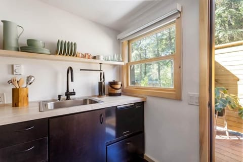 Studio | Private kitchen | Mini-fridge, dishwasher, toaster oven, waffle maker