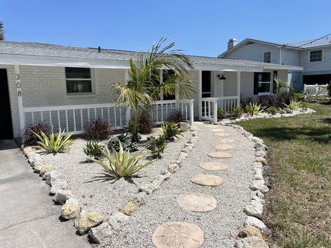 Sand dollar walk way to the front door. 
