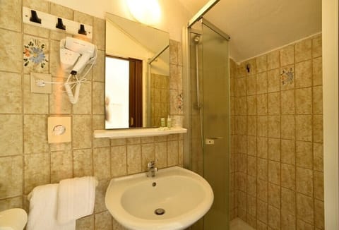 Classic Single Room | Bathroom | Hair dryer, towels