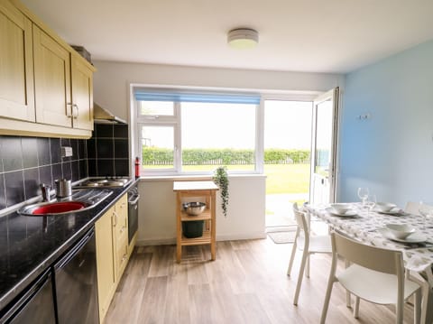 Cottage | Private kitchen | Fridge, electric kettle, toaster, cookware/dishes/utensils