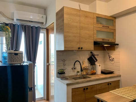 Room | Private kitchen | Fridge, stovetop, cookware/dishes/utensils