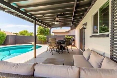 Patio, pool, ceiling fan, BBQ grill and dining table with fire pit. Large private backyard. **Pool h
