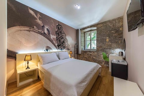 City Room | Hypo-allergenic bedding, in-room safe, desk, laptop workspace