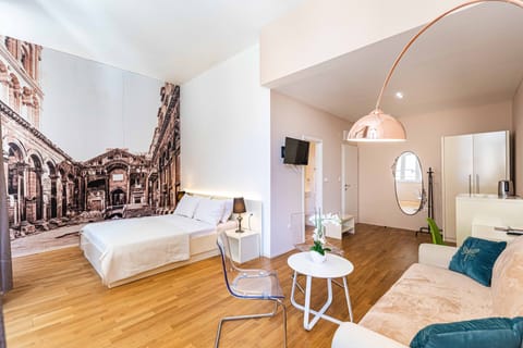 City Room | Hypo-allergenic bedding, in-room safe, desk, laptop workspace