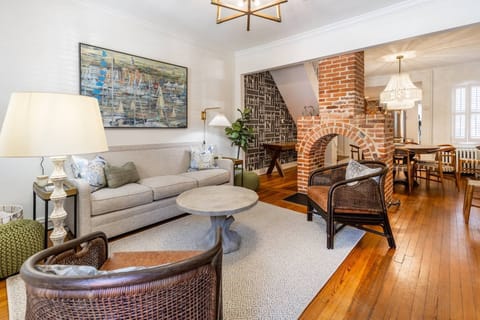 Welcome to the newly-decorated Historic Hideaway walking distance to USNA and Main Street.