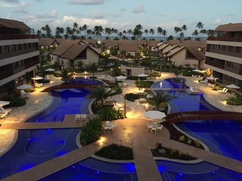 6 outdoor pools