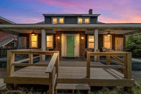 Building, Hardwood, Waterfront, Water, House