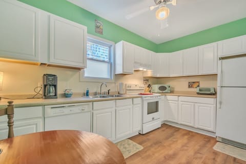 Flooring, Hardwood, Room, Indoors, Kitchen