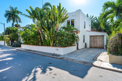 Charming stay in a fantastic location! This 1925 Spanish-style home sits on a quiet cul-de-sac, east of Olive in the Central Park Historic District. The house evokes the relaxed elegance of West Palm Beach's.