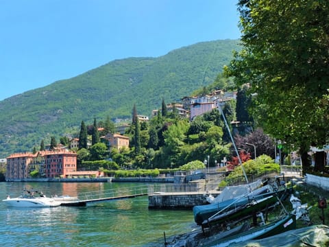 Water, Plant, Building, Water Resources, Watercraft, Mountain, Boat, Sky, Vehicle, Tree
